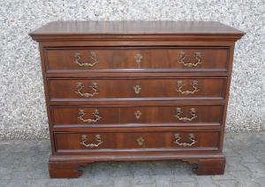 Cassettone- Canterano antico in noce. Epoca XVIII